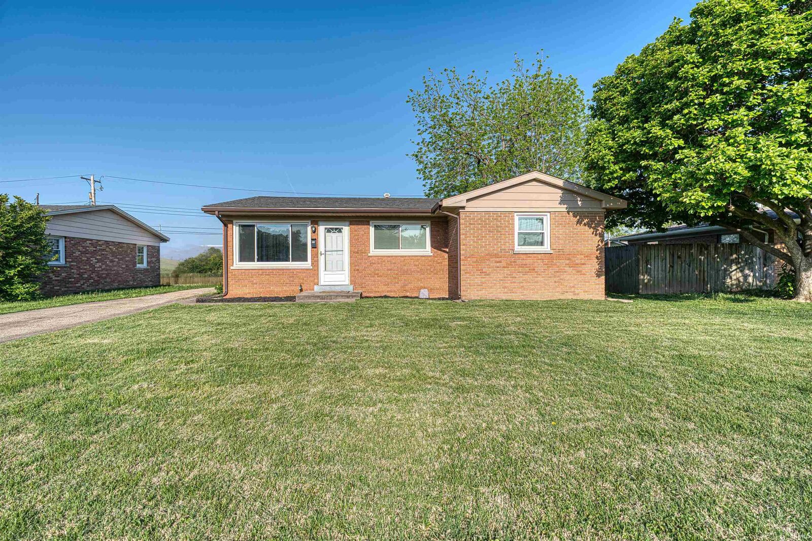 Property Photo:  1512 N Saint James Boulevard  IN 47711 