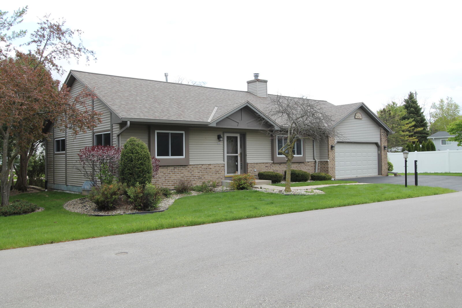 Property Photo: 915 Park Cir WI 53182