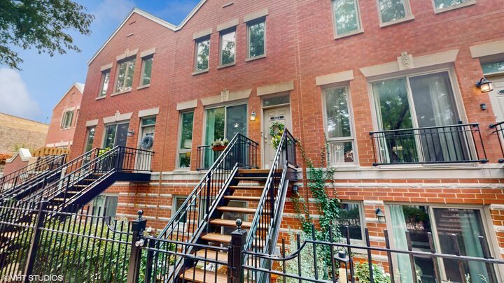 Property Photo:  1523 W Henderson Street E  IL 60657 