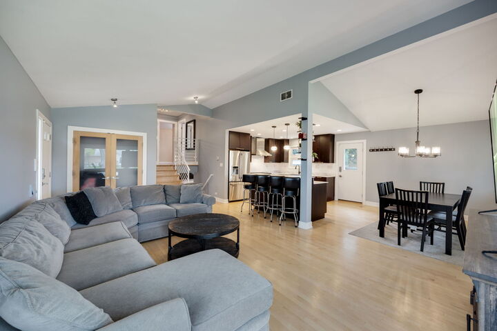 Property Photo: 1803 S Crescent Avenue IL 60068
