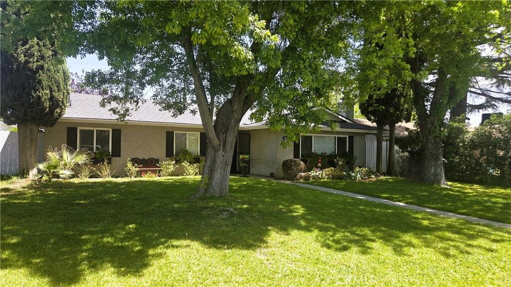 Property Photo:  862 Palm  CA 92223 