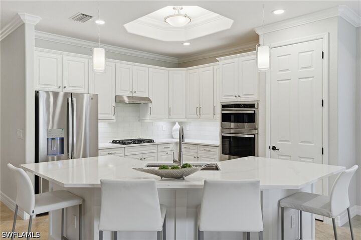 Property Photo:  3058 Aviamar Circle  FL 34114 