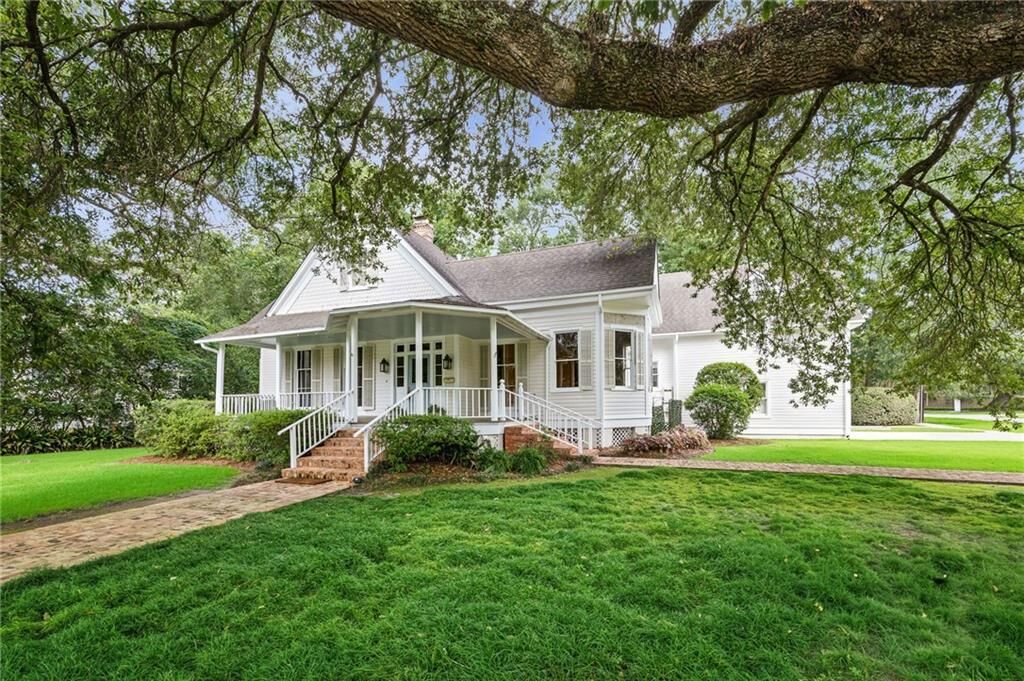 Property Photo:  605 S America Street  LA 70433 