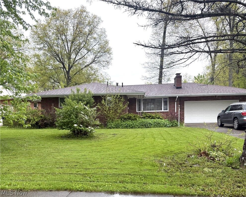 Property Photo:  1952 Dodge Drive NW  OH 44485 