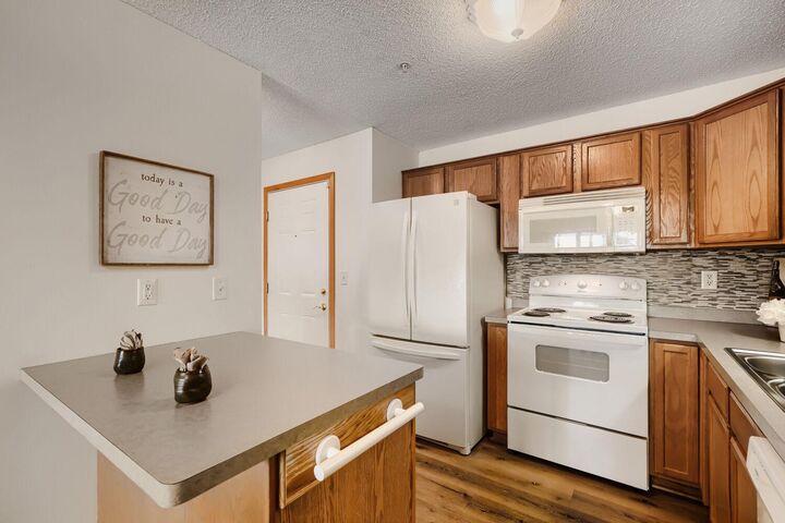 Property Photo:  2231 Penn Place 120  MN 55109 