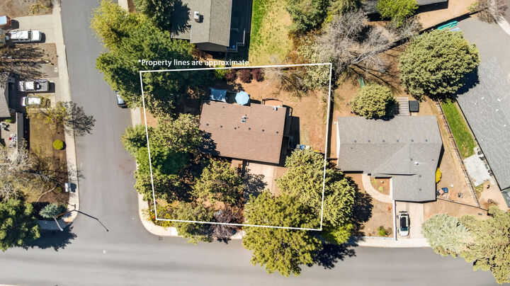 Property Photo:  1213 SE Teakwood Drive  OR 97702 