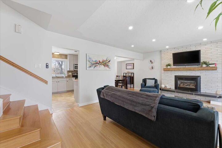 Property Photo:  40 Grafton Crescent SW  AB T3E 4X1 