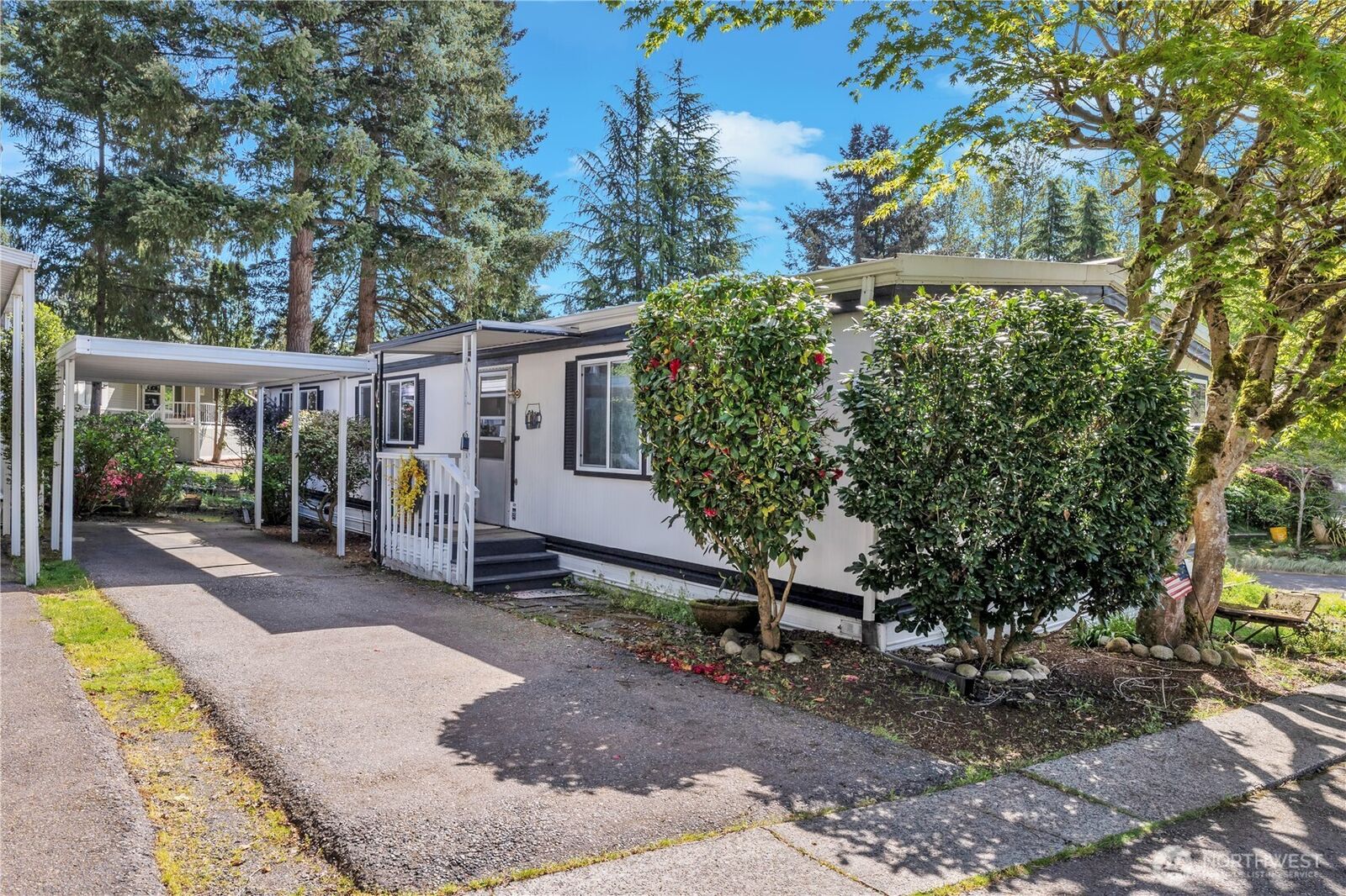 Property Photo: 18425 NE 95th Street 146 WA 98052