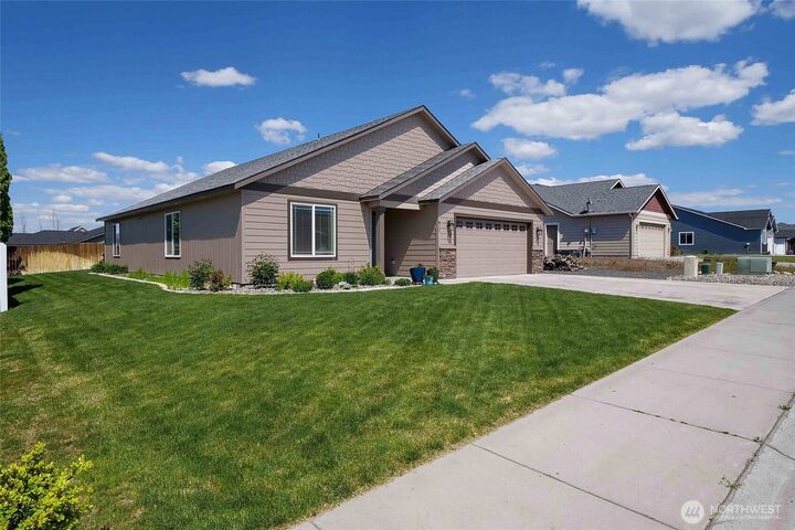 Property Photo:  811  7th Avenue NE  WA 98823 