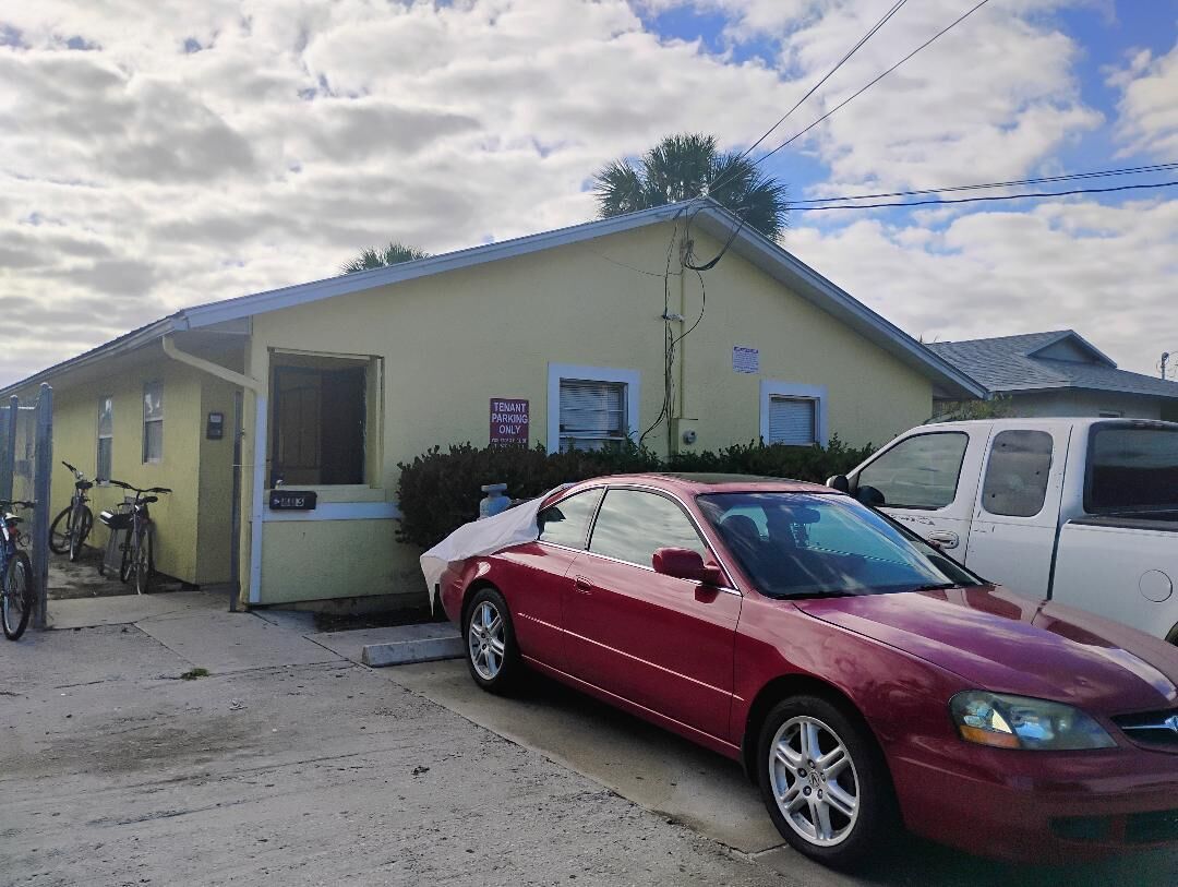Property Photo:  803 SE Tarpon Avenue SE  FL 34994 