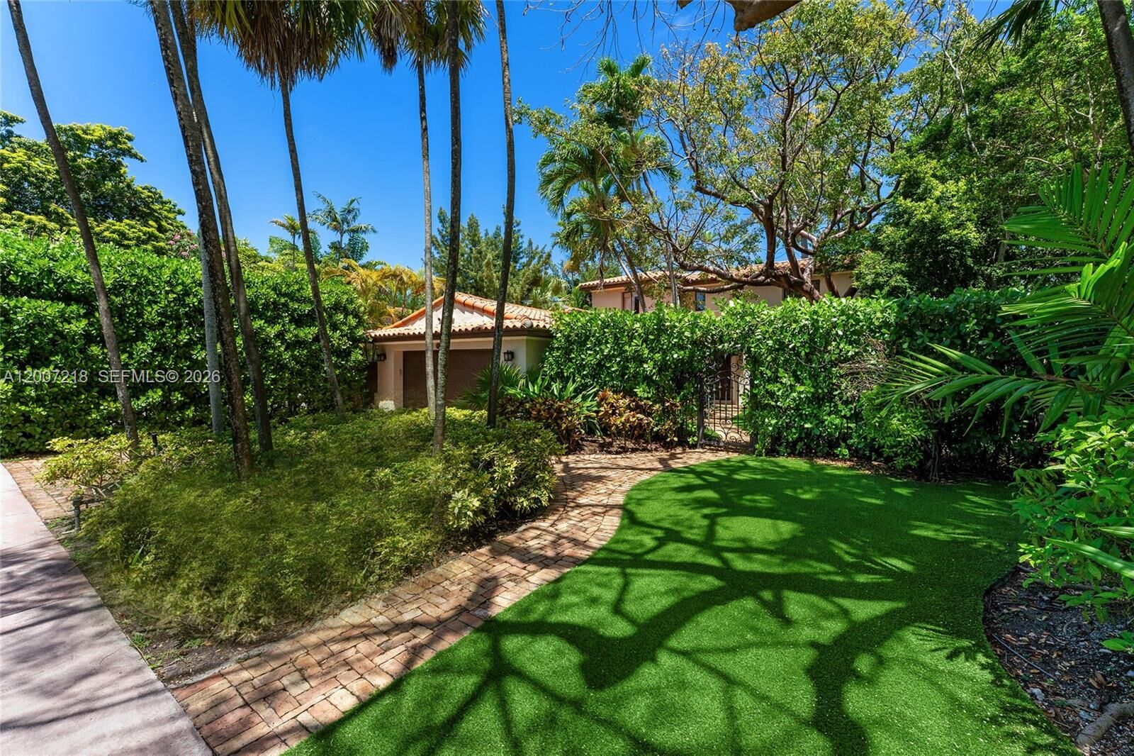 Property Photo:  6121 La Gorce Dr  FL 33140 