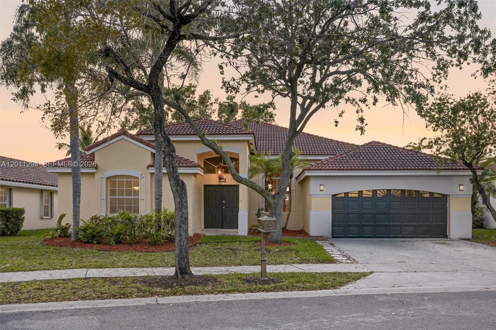 Property Photo:  727 Lake Blvd  FL 33326 