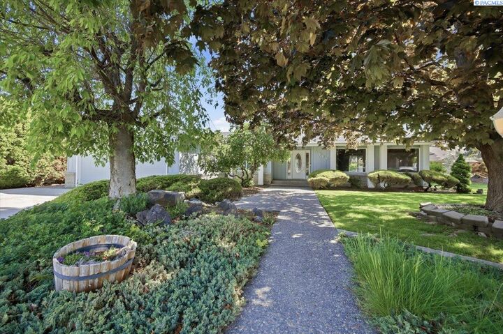 Property Photo:  1909 S Newport St  WA 99337 