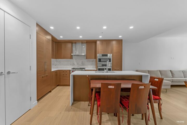 Property Photo: 1439 George Street Th8 BC V4B 0B9