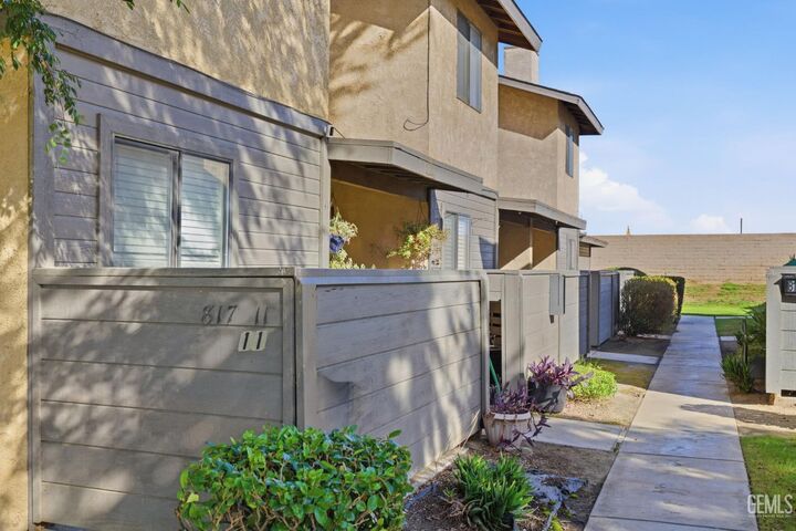 Property Photo:  817 Quail Lane  CA 93309 