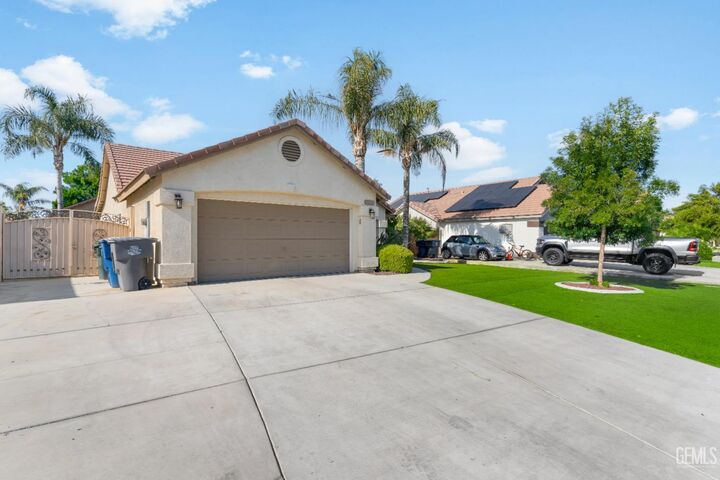 Property Photo:  2418 Brazil Avenue  CA 93313 