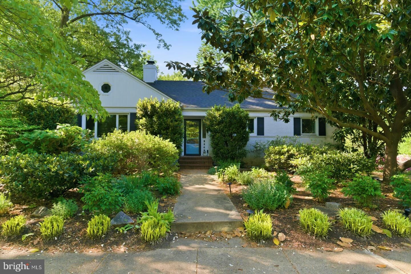 Property Photo:  2506 N Upshur Street  VA 22207 