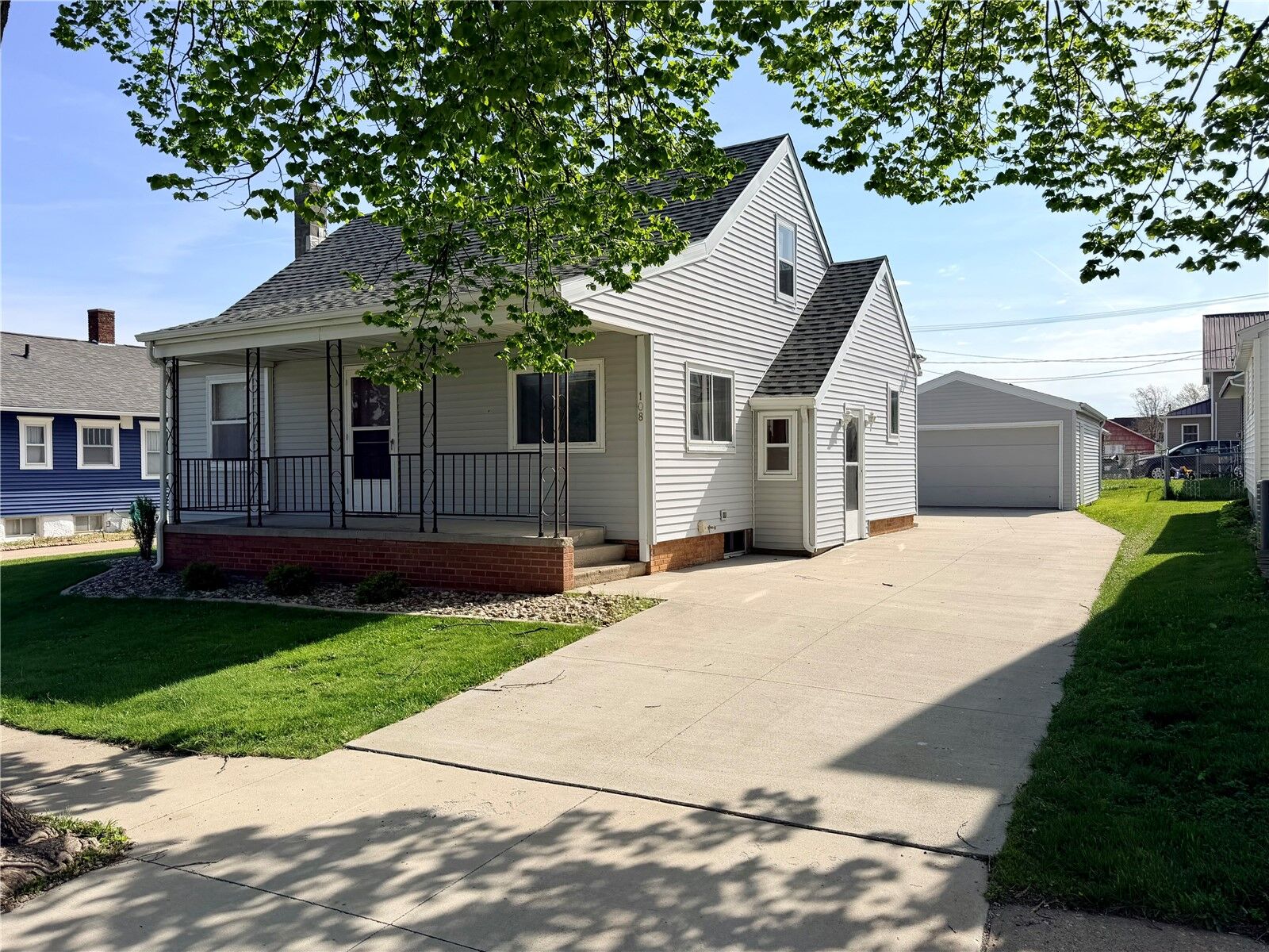 Property Photo:  108 2nd Avenue  IA 52315 