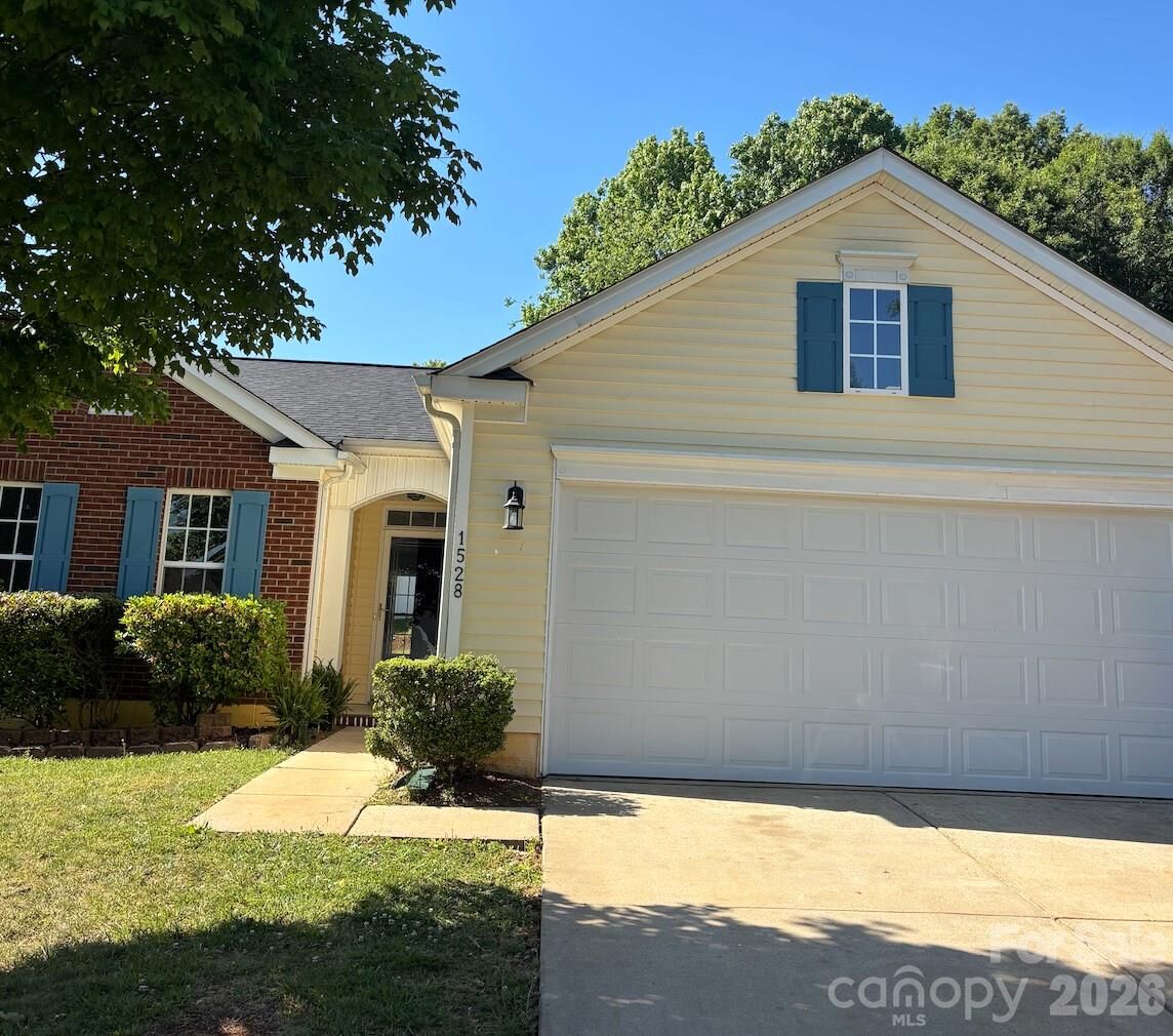 Property Photo:  1528 Oakdale Green Drive  NC 28216 