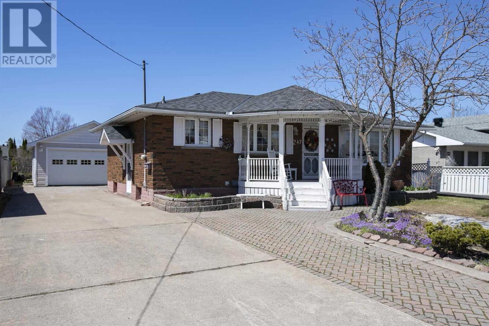 Photo de la propriété:  247 Prentice Ave  ON P6C 4R1 