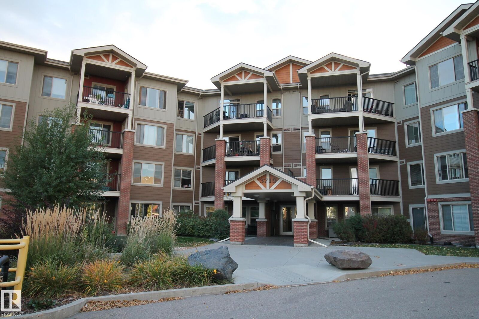 Property Photo: 3719 Whitelaw Lane NW 105 AB T6W 2C3