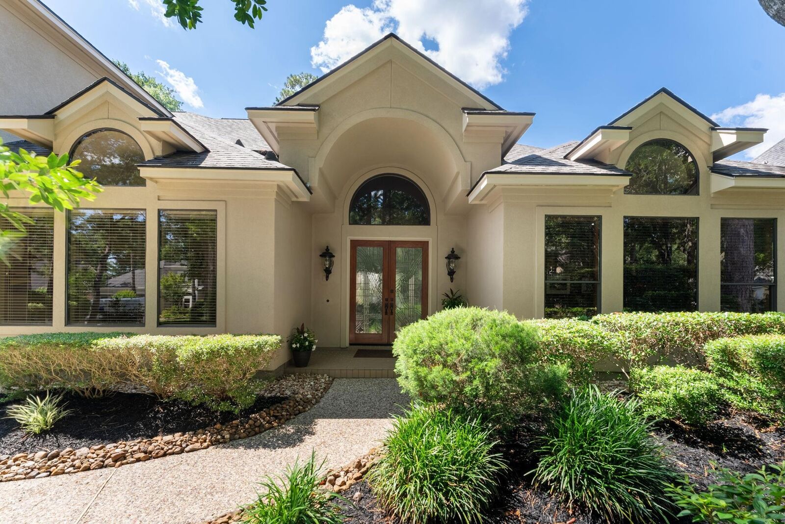 Property Photo:  326 S Silvershire Circle  TX 77381 