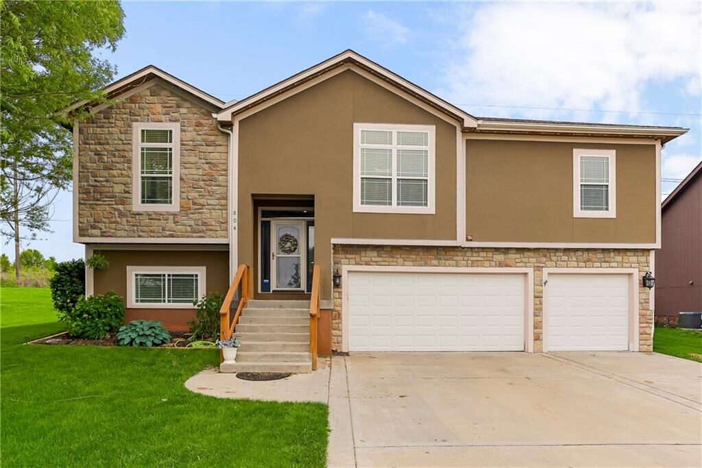 Property Photo: 804 N 168th Street KS 66007