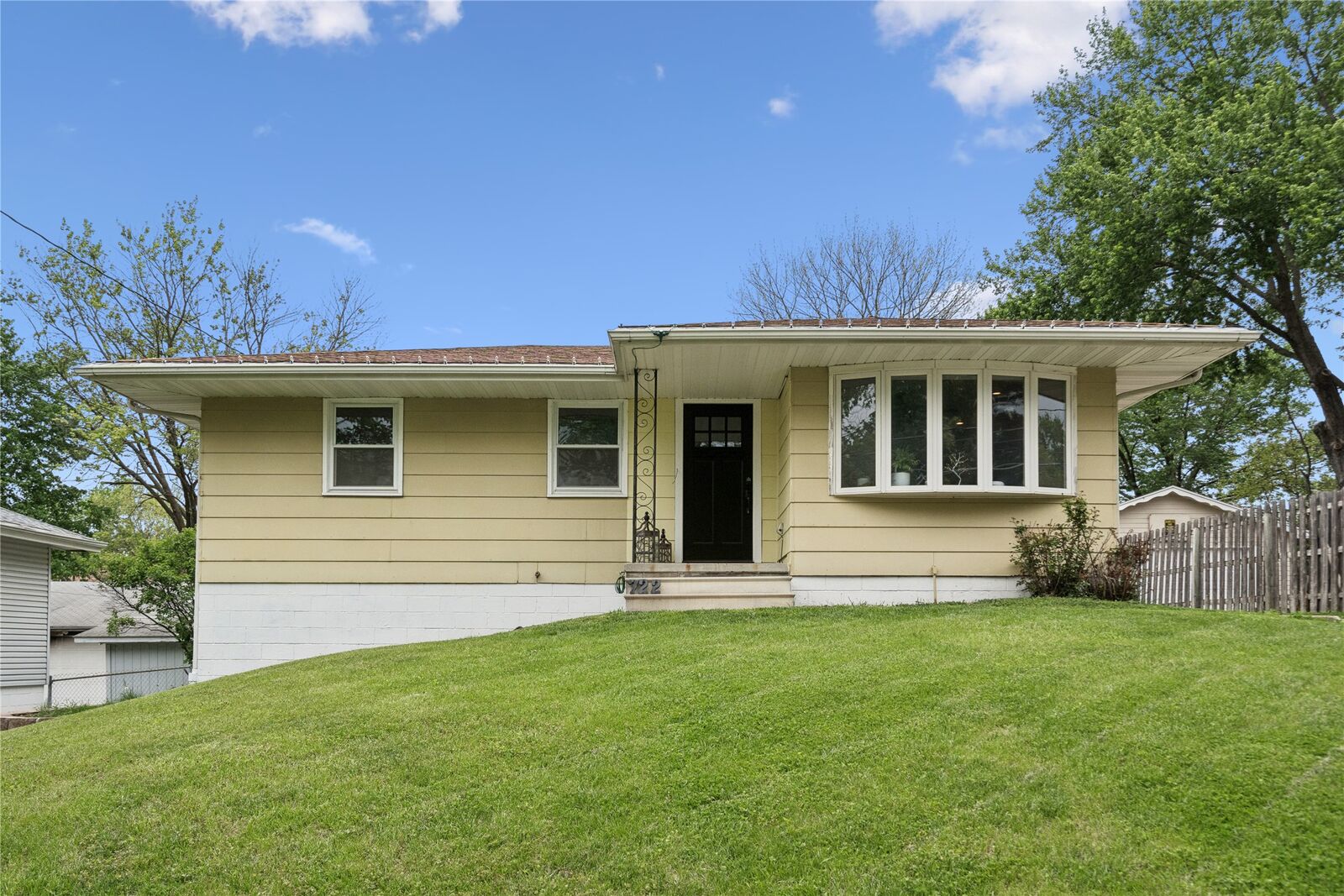 Property Photo: 722 E Diehl Avenue IA 50315