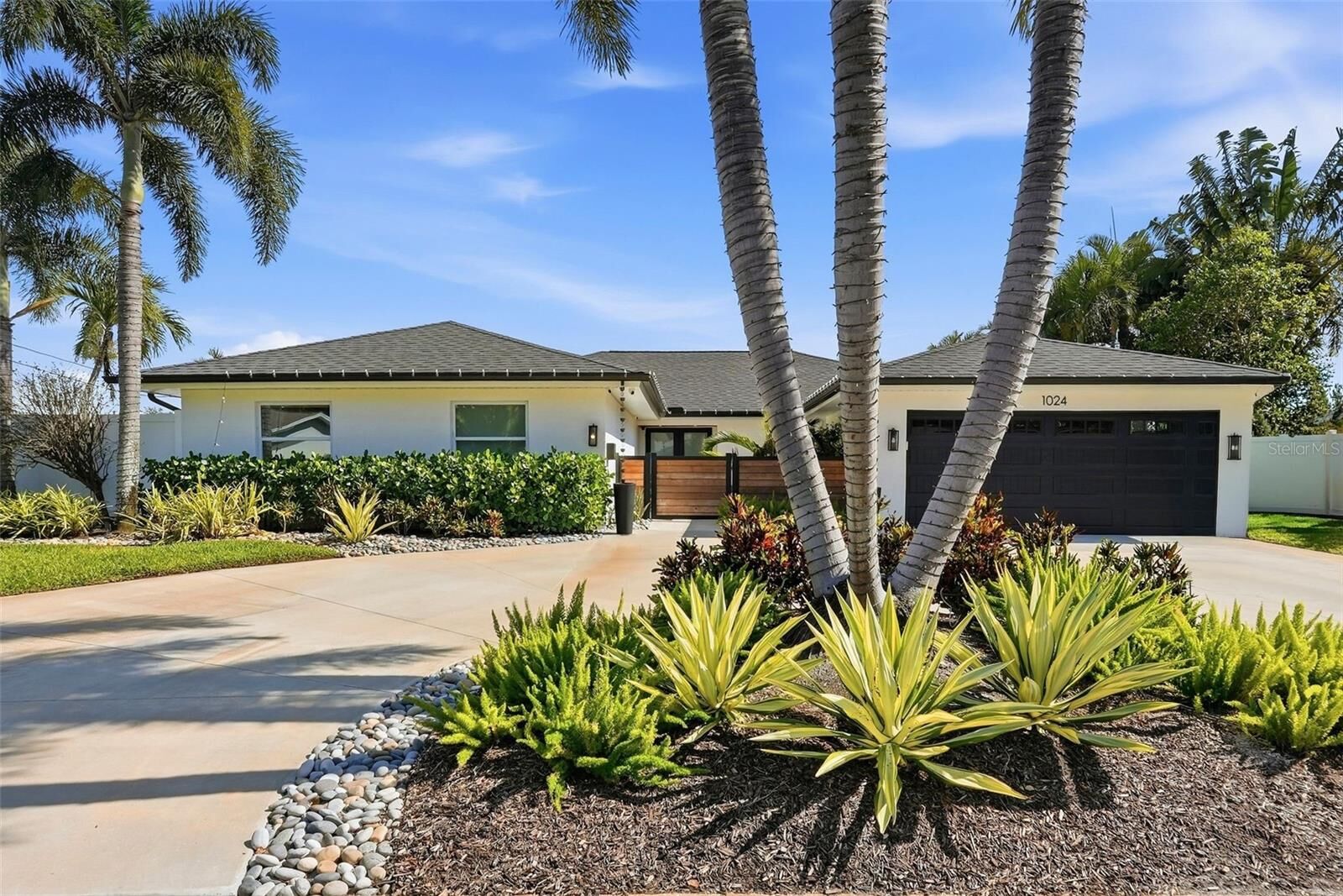 Property Photo: 1024 44th Avenue NE FL 33703