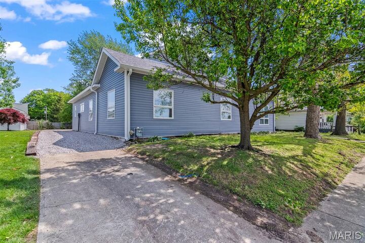 Property Photo:  716 N Jefferson Street  IL 62056 