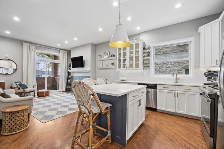 Property Photo:  2133 N Southport Avenue 1  IL 60614 