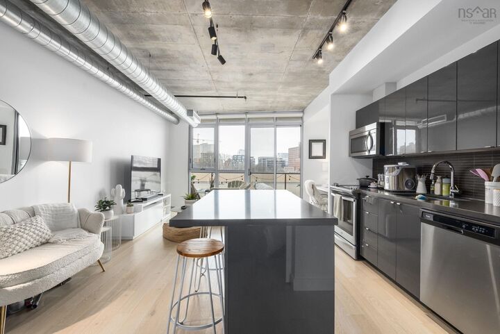 504 1065 Barrington Street — photo 1