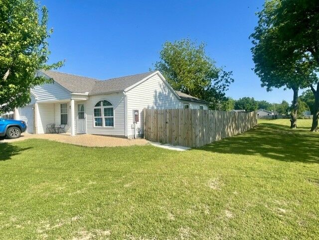 Property Photo:  121 E Veterans Parkway  AR 72756 
