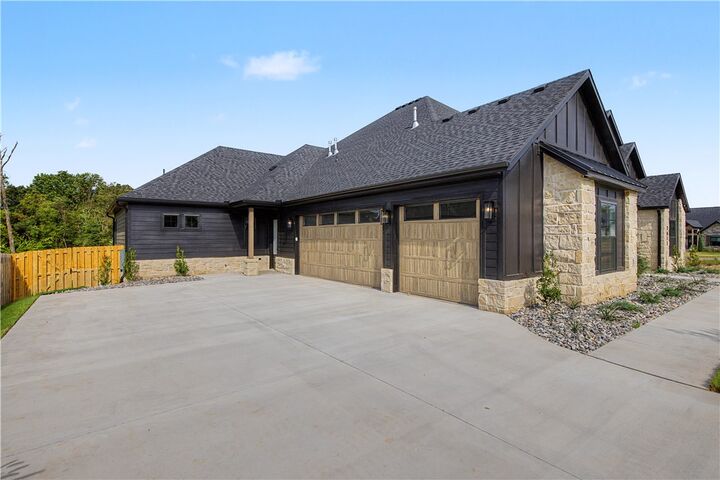 Property Photo: 3611 Beaverhead Way AR 72712