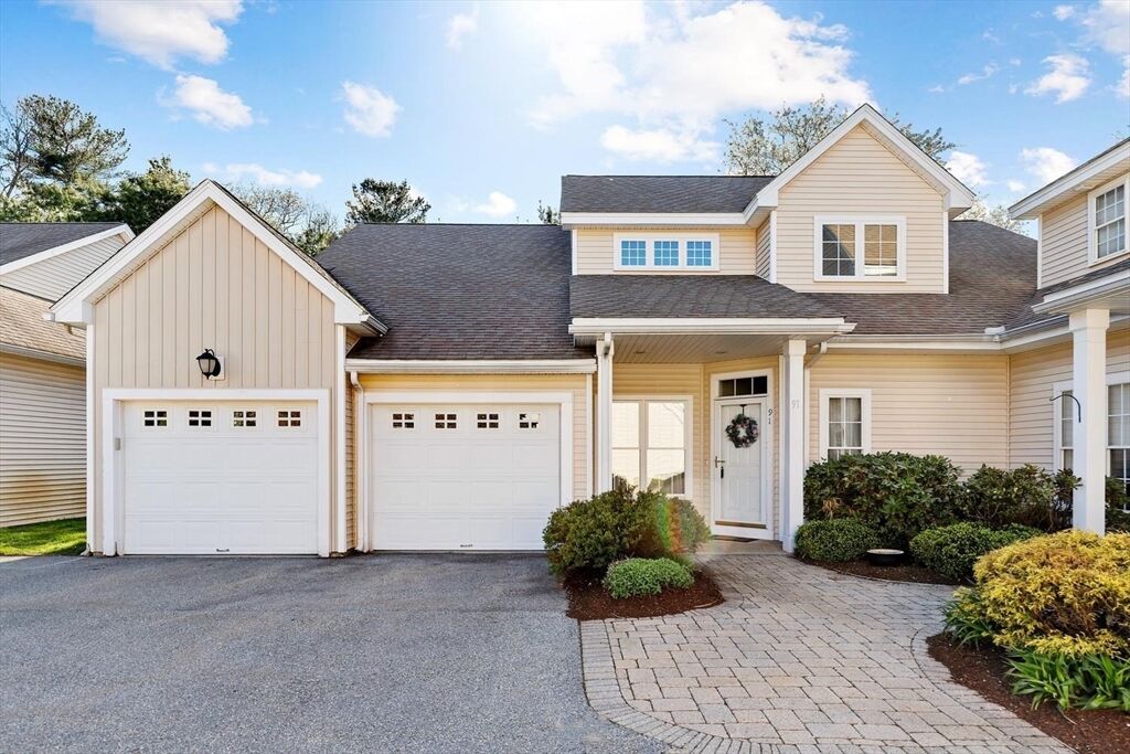 Property Photo: 91 Emerald Ct 91 MA 01876