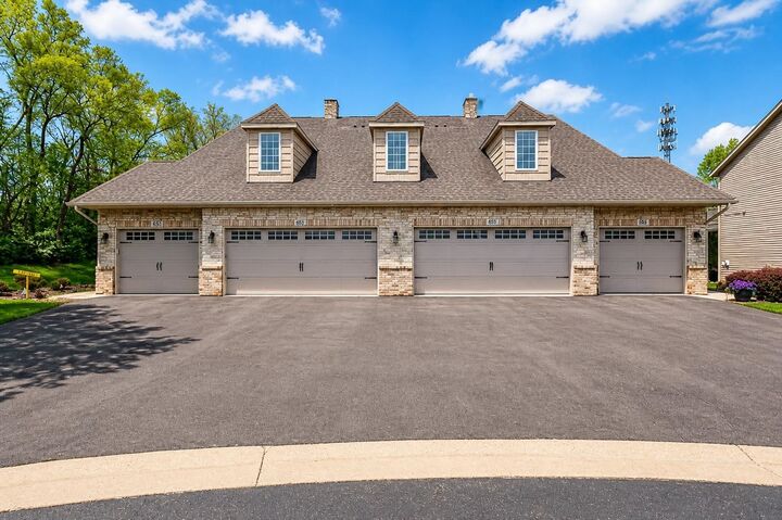 Property Photo:  607 Queens Court  IL 61072 