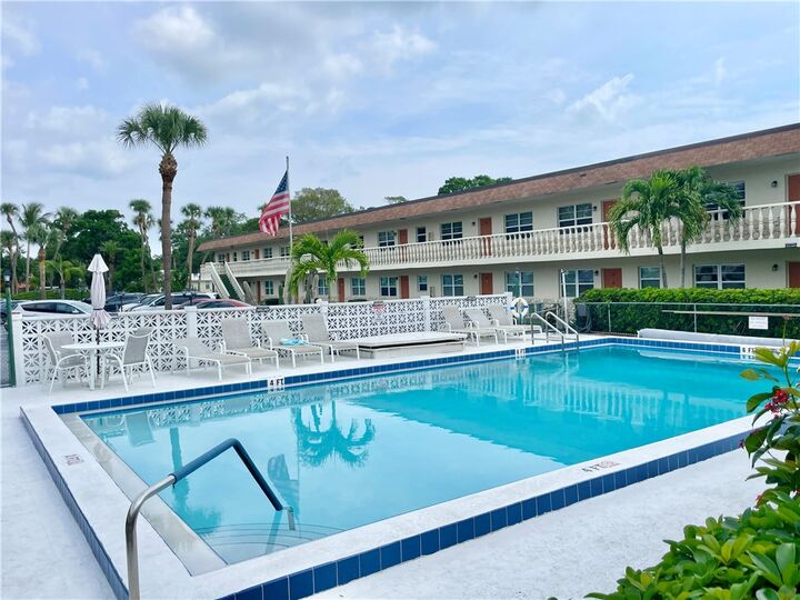 Property Photo:  923 22nd Place 106  FL 32960 