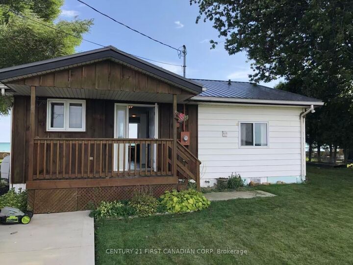 Property Photo: 18008 Erie Shore Drive ON N0P 1A0
