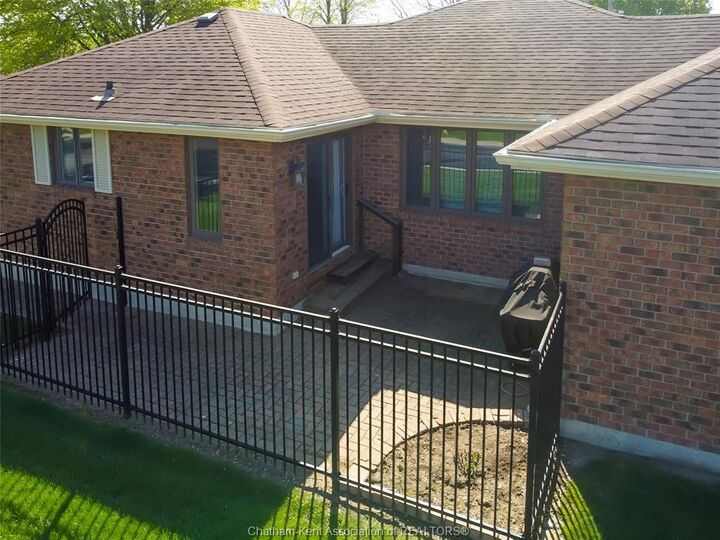 21 Earl Drive — photo 1