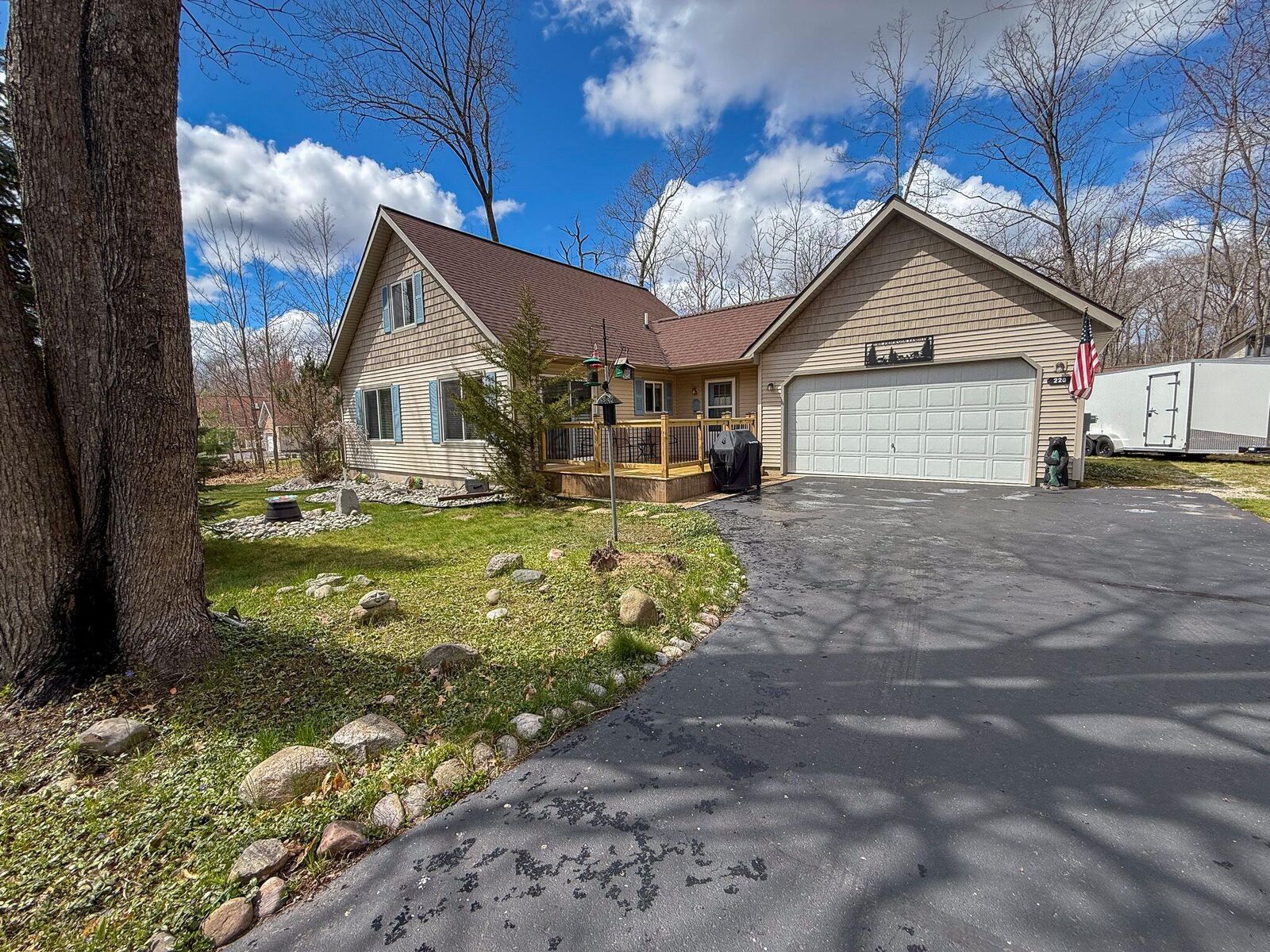 Property Photo:  220 Robin Hood  MI 48653 