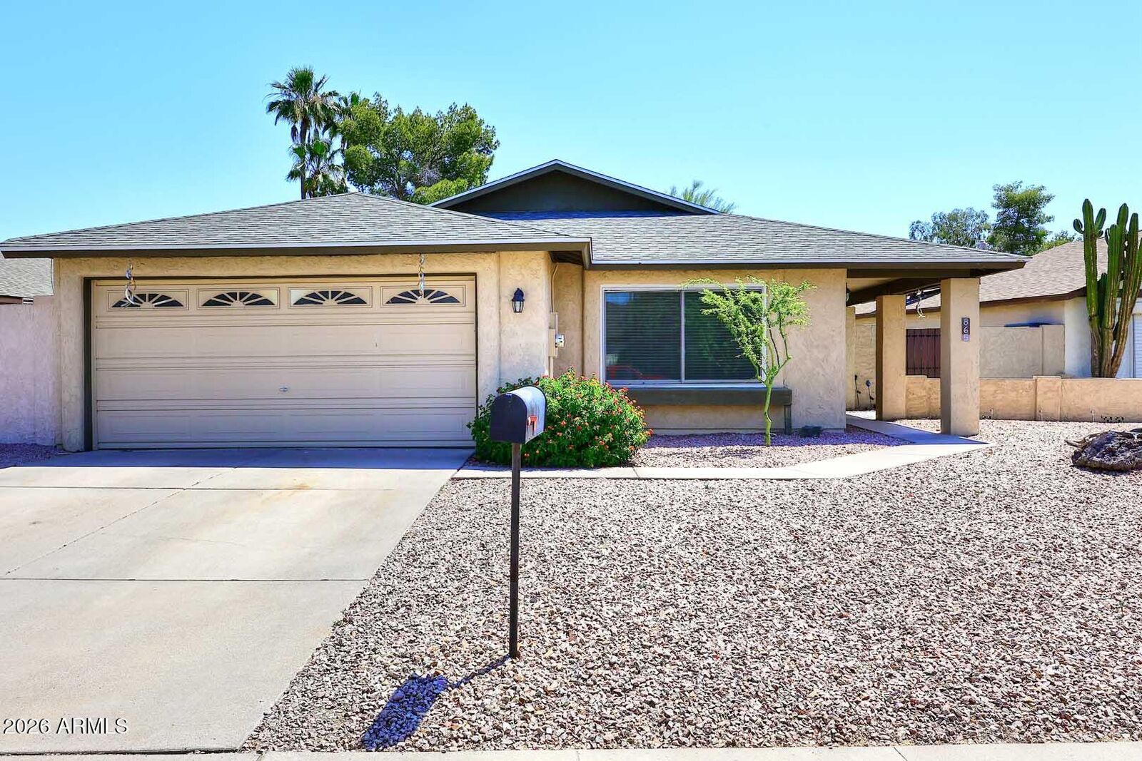 Property Photo: 865 N Roosevelt Circle AZ 85257