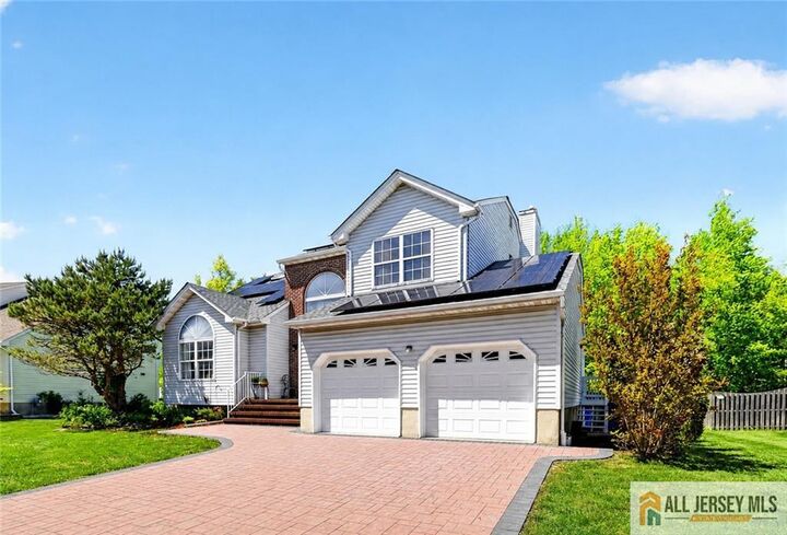 Property Photo:  28 Glynn Court  NJ 08859 