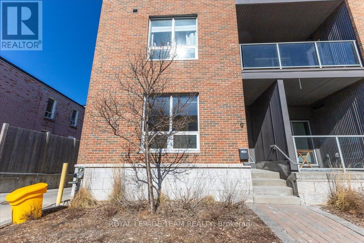 Property Photo:  9 Balsam Street  ON K1R 7K6 