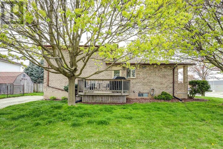 Property Photo:  456 Wellington Street  ON N5R 5X8 