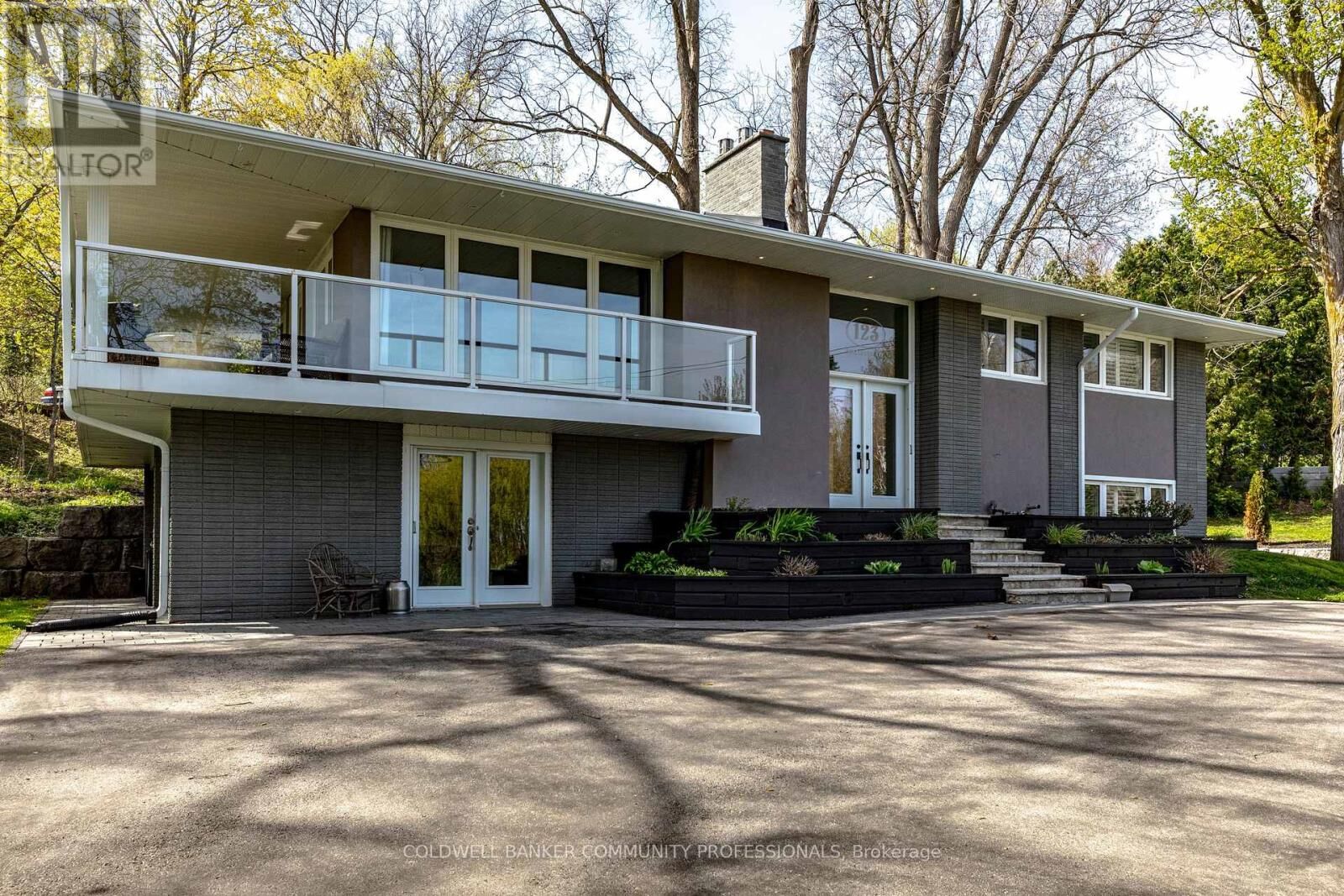 Property Photo:  123 Hillcrest Avenue  ON L9H 4X7 