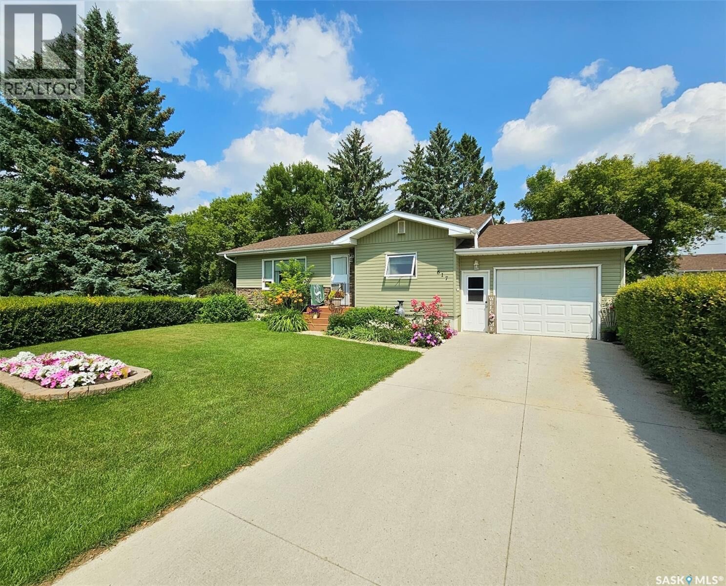 Property Photo:  617 Hill Avenue  SK S0G 5A0 