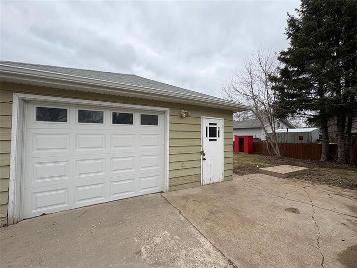 Property Photo: 32 7th Avenue Southeast MB R7N 2E1