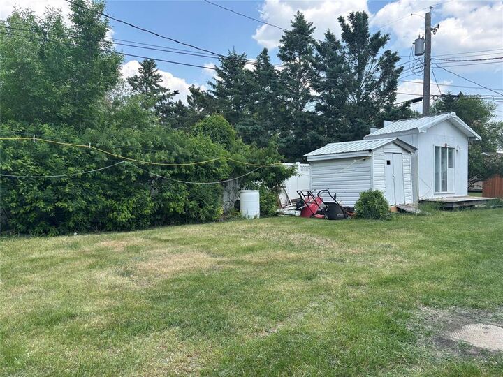 Property Photo:  634 Broadway Avenue  MB R0K 1G0 
