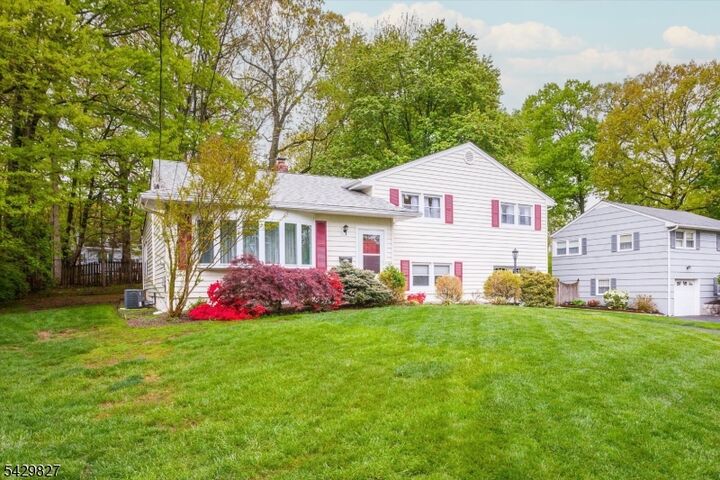Property Photo:  10 Ridge Way  NJ 07023 