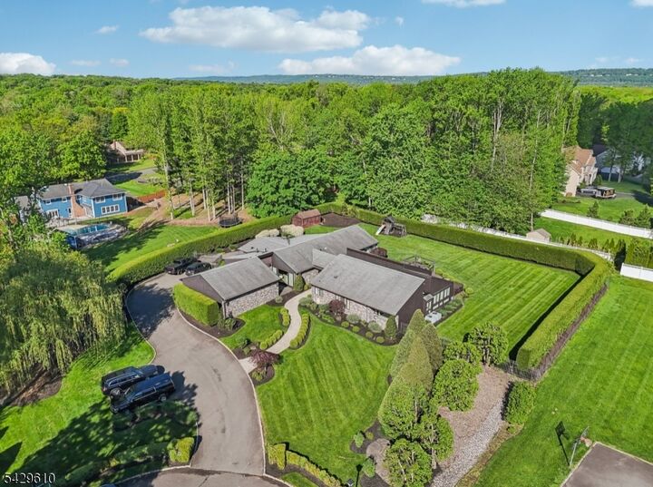 Property Photo:  15 Laurie Ct  NJ 07076 